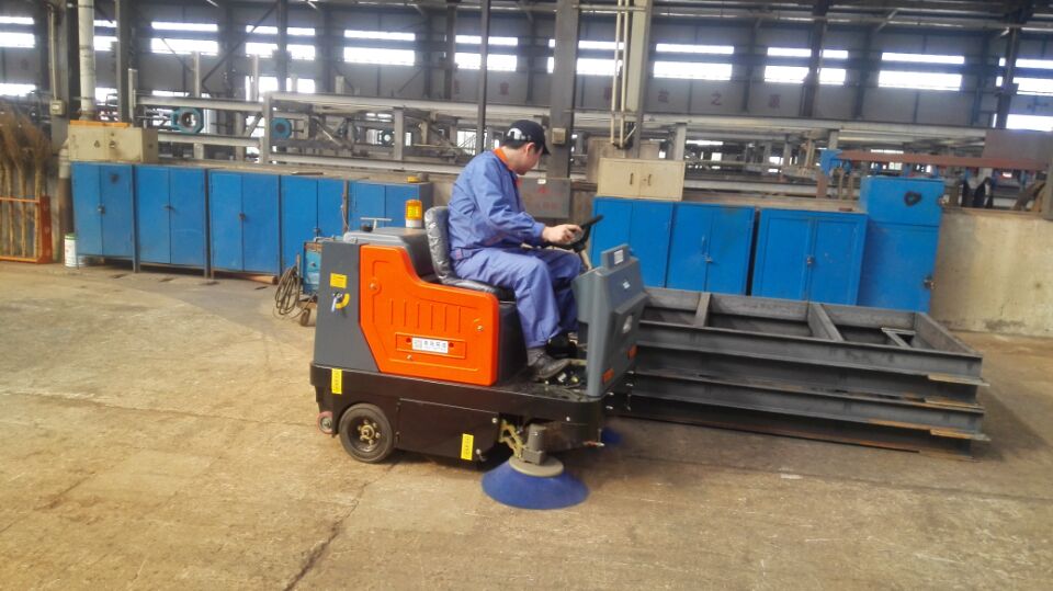 駕駛式電動掃地機