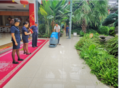 手推式洗地機(jī)用于生態(tài)園